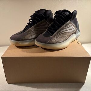 Yeezy Quantum Barium